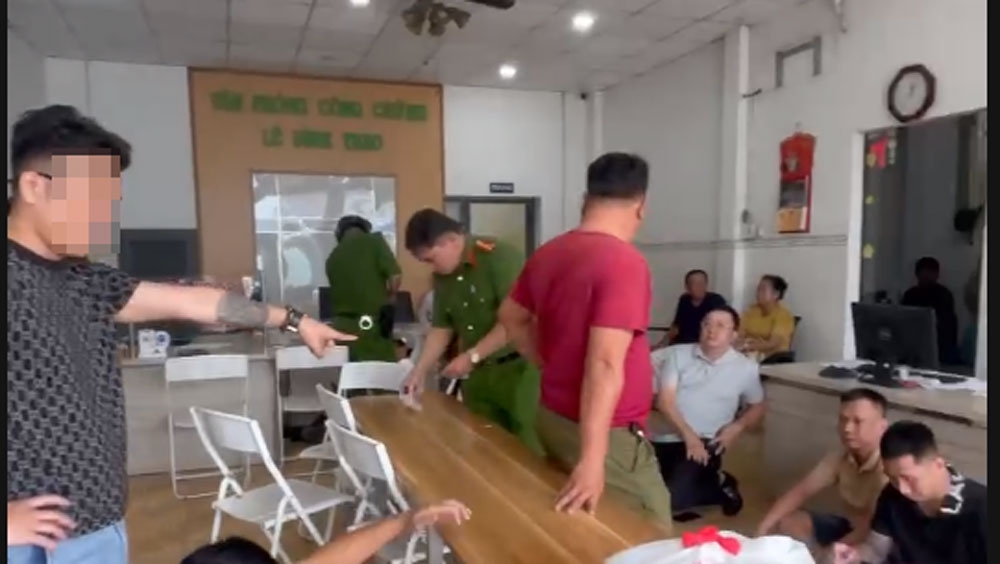 Bình Dương Bắt quả tang nhóm đối tượng đang dùng sổ đỏ giả để lừa đảo tại một văn phòng công chứng
