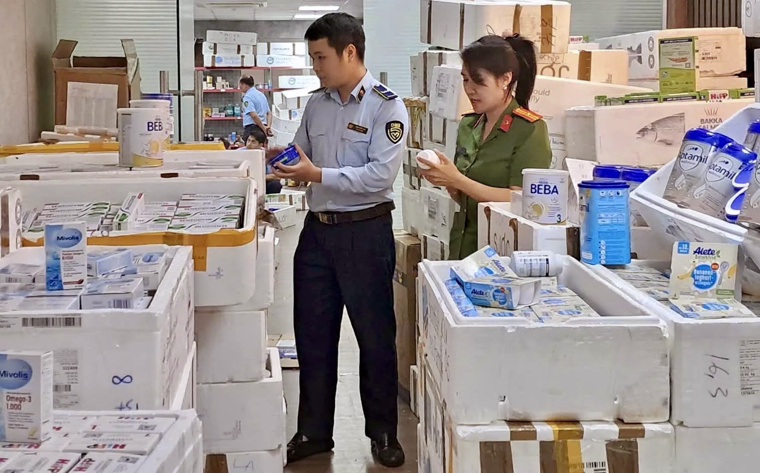 Hà Nội Phát hiện kho chứa hàng nghìn sản phẩm sữa trẻ em, thực phẩm chức năng, mỹ phẩm nhập lậu