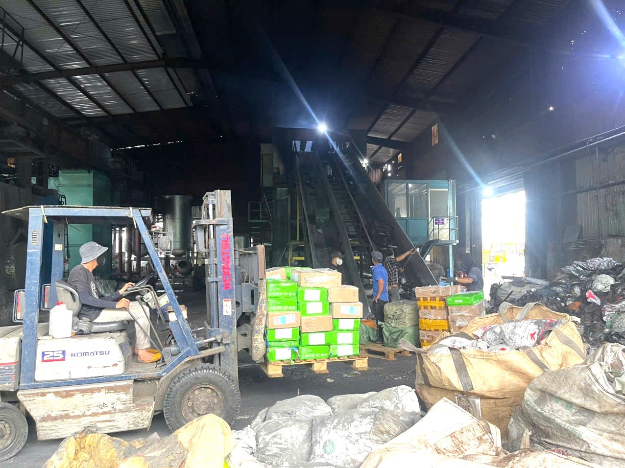 Đồng Nai Tiêu hủy hơn 30 tấn thực phẩm đông lạnh không rõ nguồn gốc