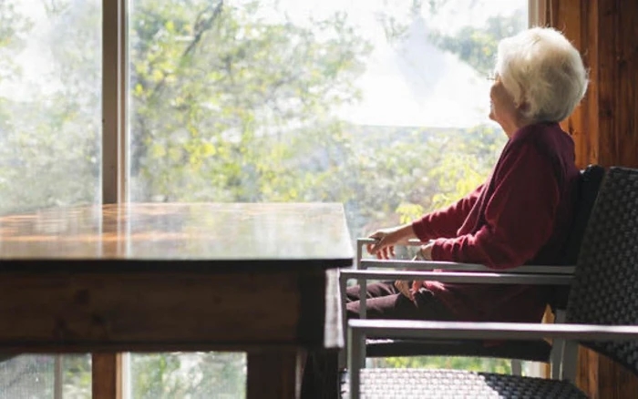 Con gái đưa tôi lên thành phố để dưỡng già, nghe cháu gái 5 tuổi nói sáu từ này, tôi lặng lẽ về quê ngay