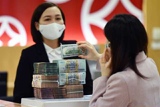 Thiếu kênh đầu tư hấp dẫn, dòng tiền đổ dồn vào ngân hàng