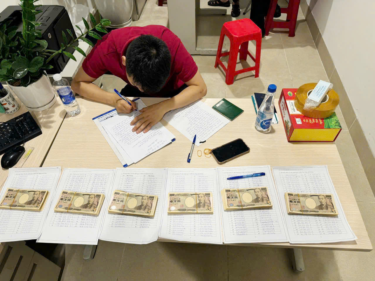 Hải quan Nội Bài lật tẩy thủ đoạn vận chuyển ngoại tệ qua đường hàng không