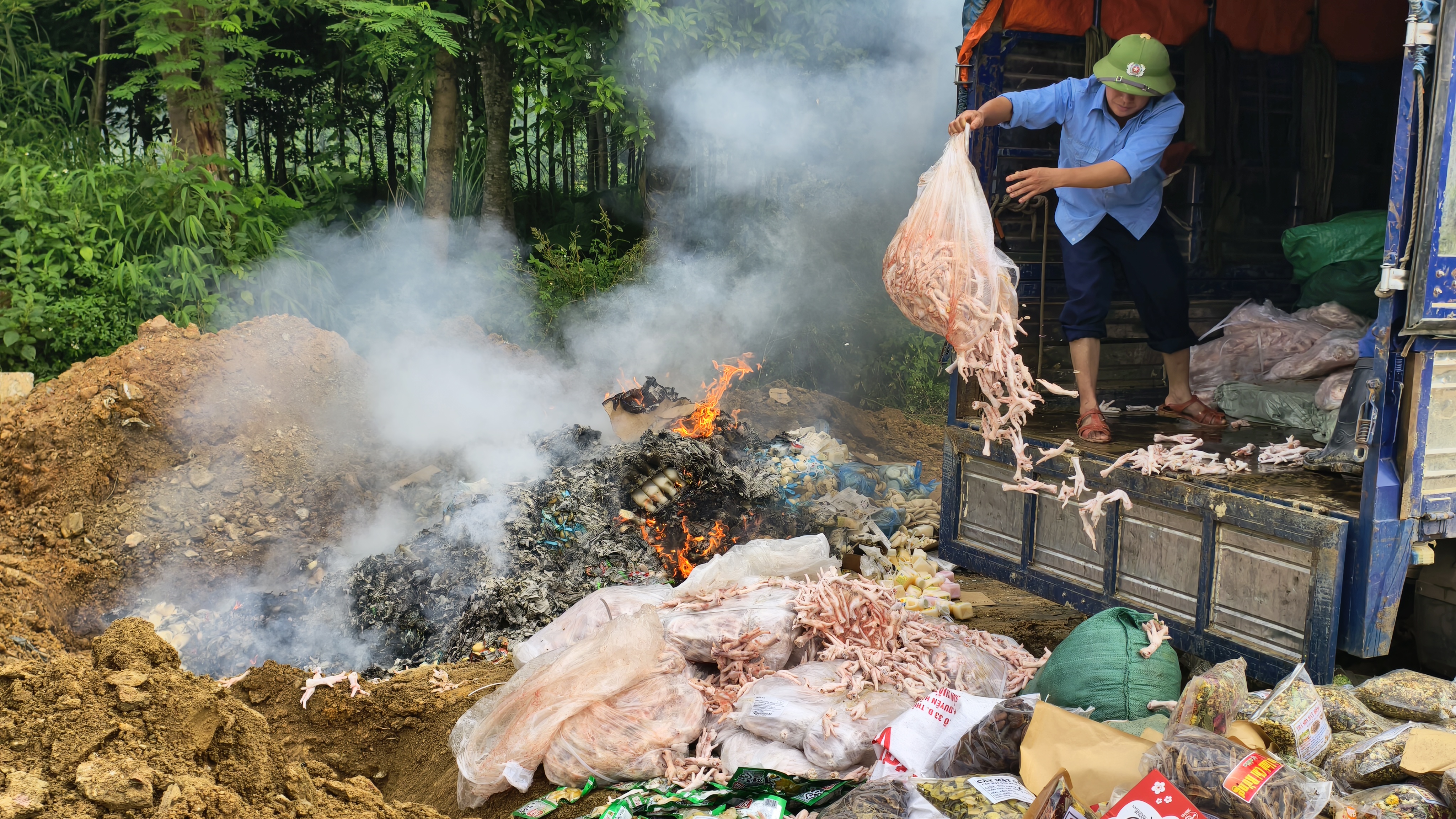 Lào Cai “quét sạch” 182 vụ buôn lậu, hàng giả, gian lận thương mại trong tháng cao điểm
