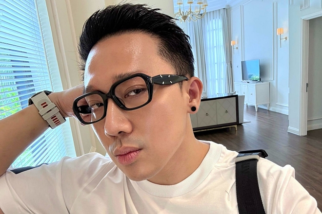 Trấn Thành đáp trả khi bị nói ép các em xinh tặng quà