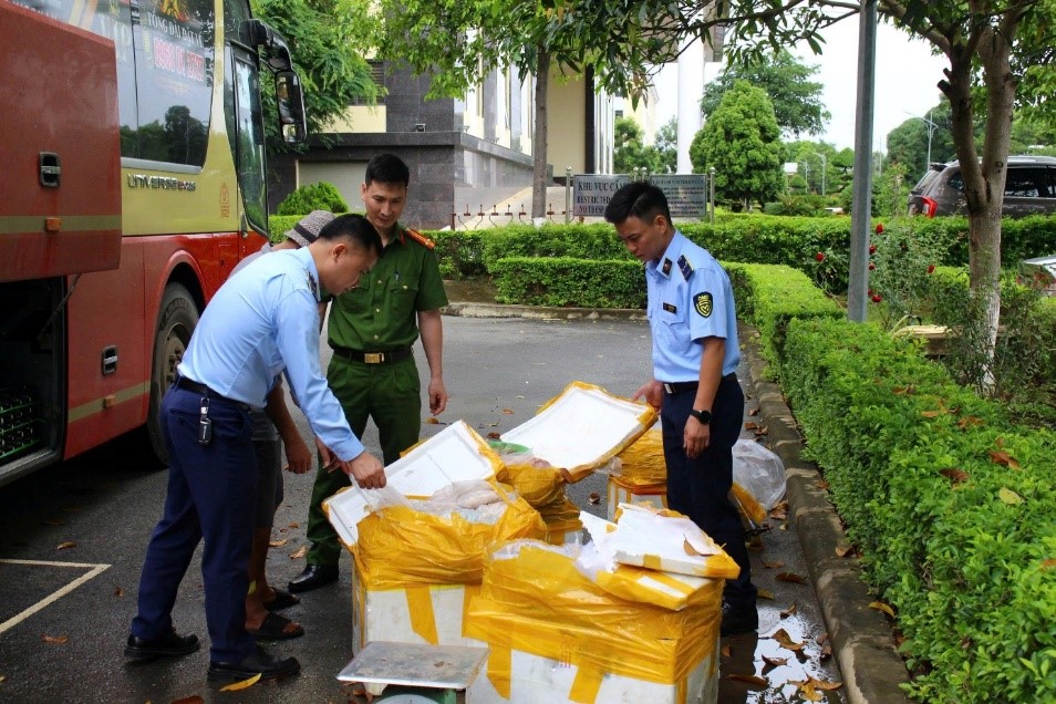 Sơn La Chặn xe khách chở gần nửa tấn thực phẩm bẩn đi tiêu thụ