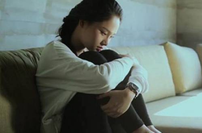 Ngày nào chồng cũng hầm đồ bổ cho tôi ăn, vô tình nghe được cuộc trò chuyện của anh lúc nửa đêm, tôi sợ run người