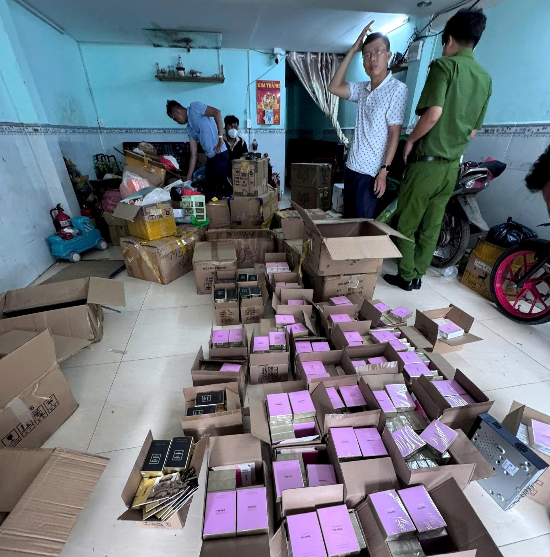 Triệt phá đường dây nước hoa giả ước tính 10 tỷ đồng