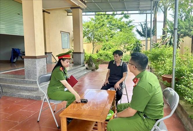 Công an điều tra làm rõ vụ hàng loạt bao bì nước mắm bị vứt bỏ bên đường