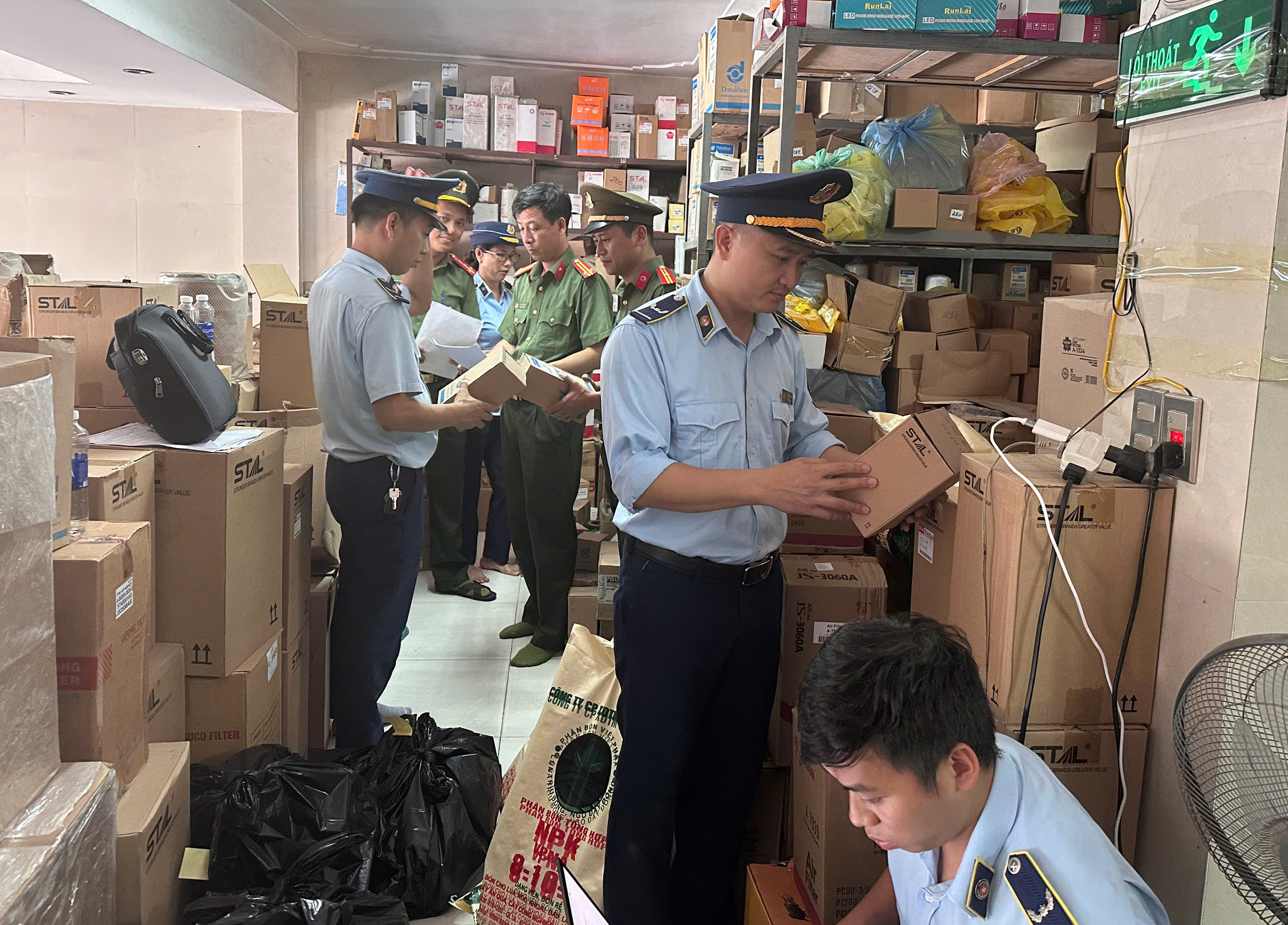 Truy quét hàng giả Đã hết thời “thật thà ăn cháo, láo nháo ăn cơm”