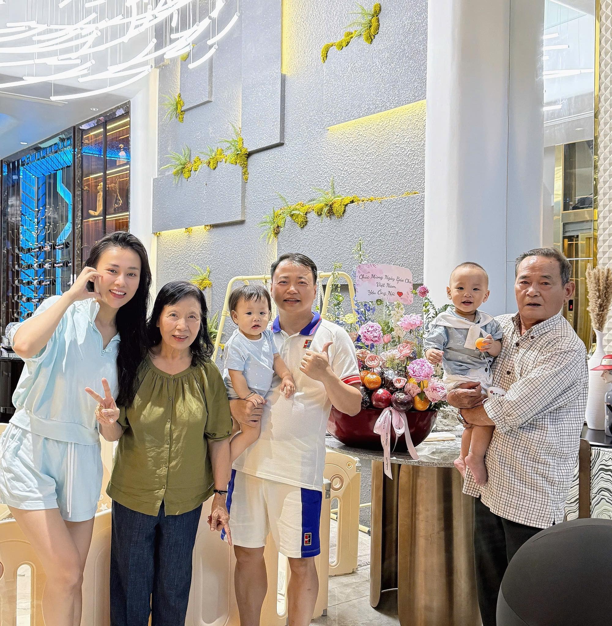 Bố mẹ Shark Bình hiếm hoi lộ diện, thái độ khi ở cạnh con dâu gây chú ý