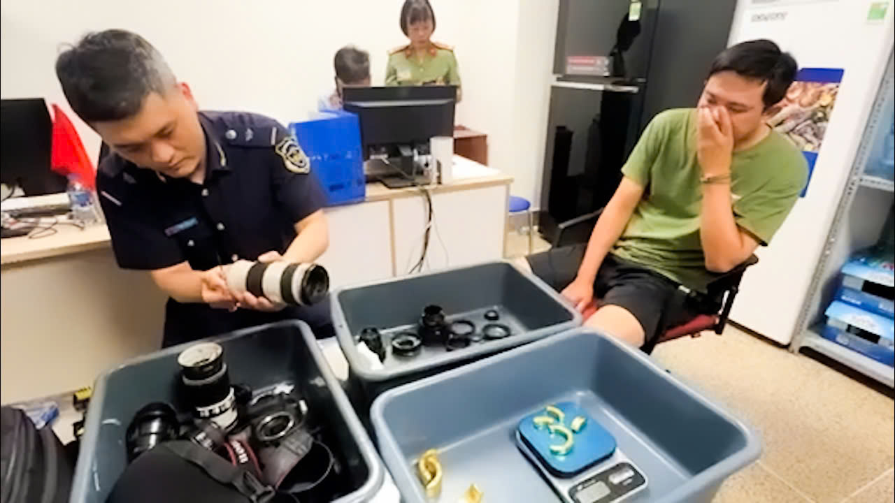 Bắt giữ hành khách Đài Loan vận chuyển gần 2kg nghi vàng tại sân bay Nội Bài