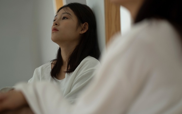 Bỏ dở chuyến du lịch để vào viện thăm chồng, tôi đứng hình khi chứng kiến cảnh tượng của chồng và cô đồng nghiệp