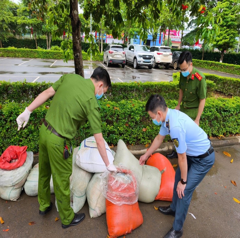 Sơn La Liên tiếp xử lý các vụ việc vận chuyển thực phẩm không đảm bảo an toàn thực phẩm