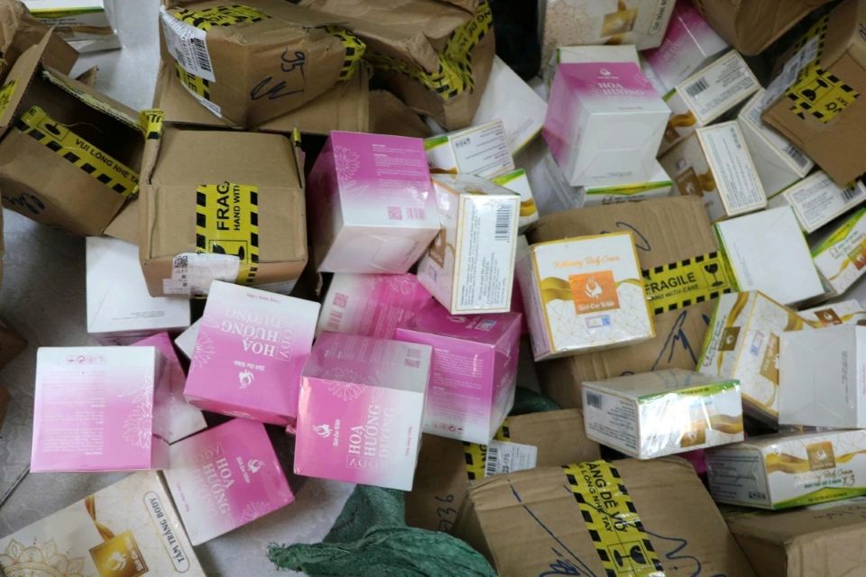 Kiên Giang Phát hiện kho hàng chứa mỹ phẩm nghi giả mạo thương hiệu nổi tiếng