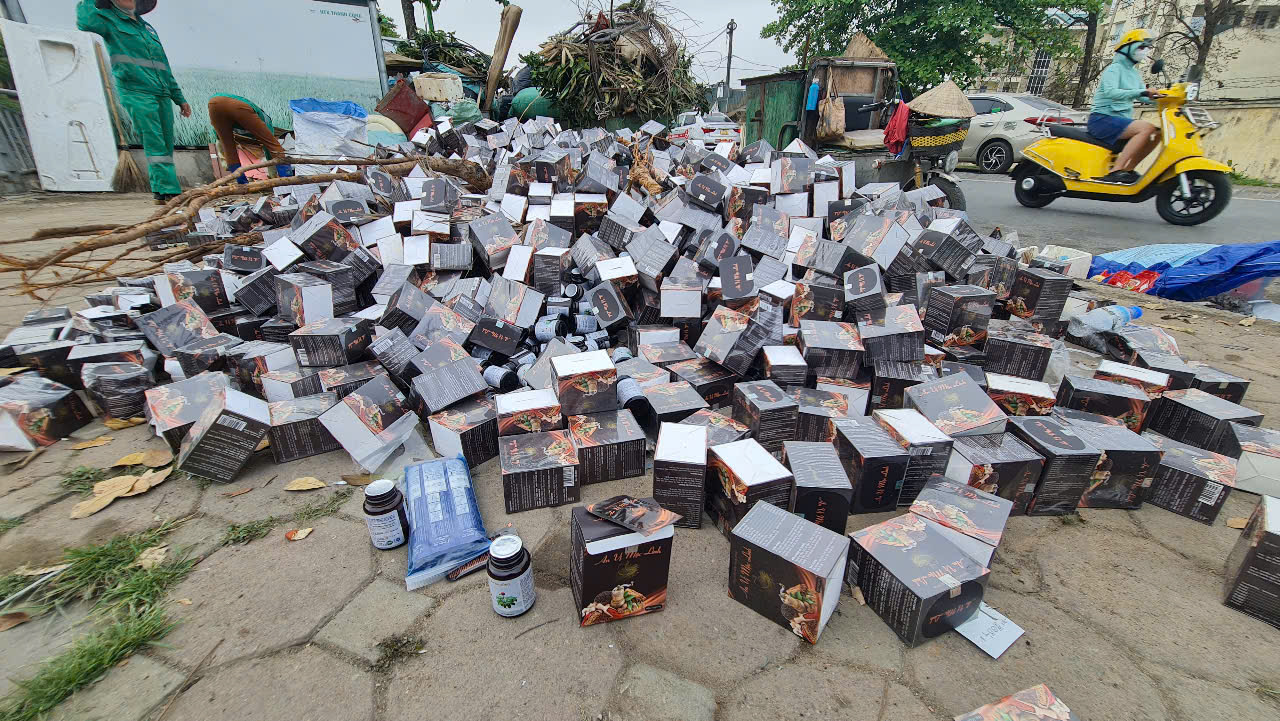 Vụ hàng nghìn thực phẩm chức năng vứt đầy đường tại Hà Nội, phát hiện công ty không có hoạt động