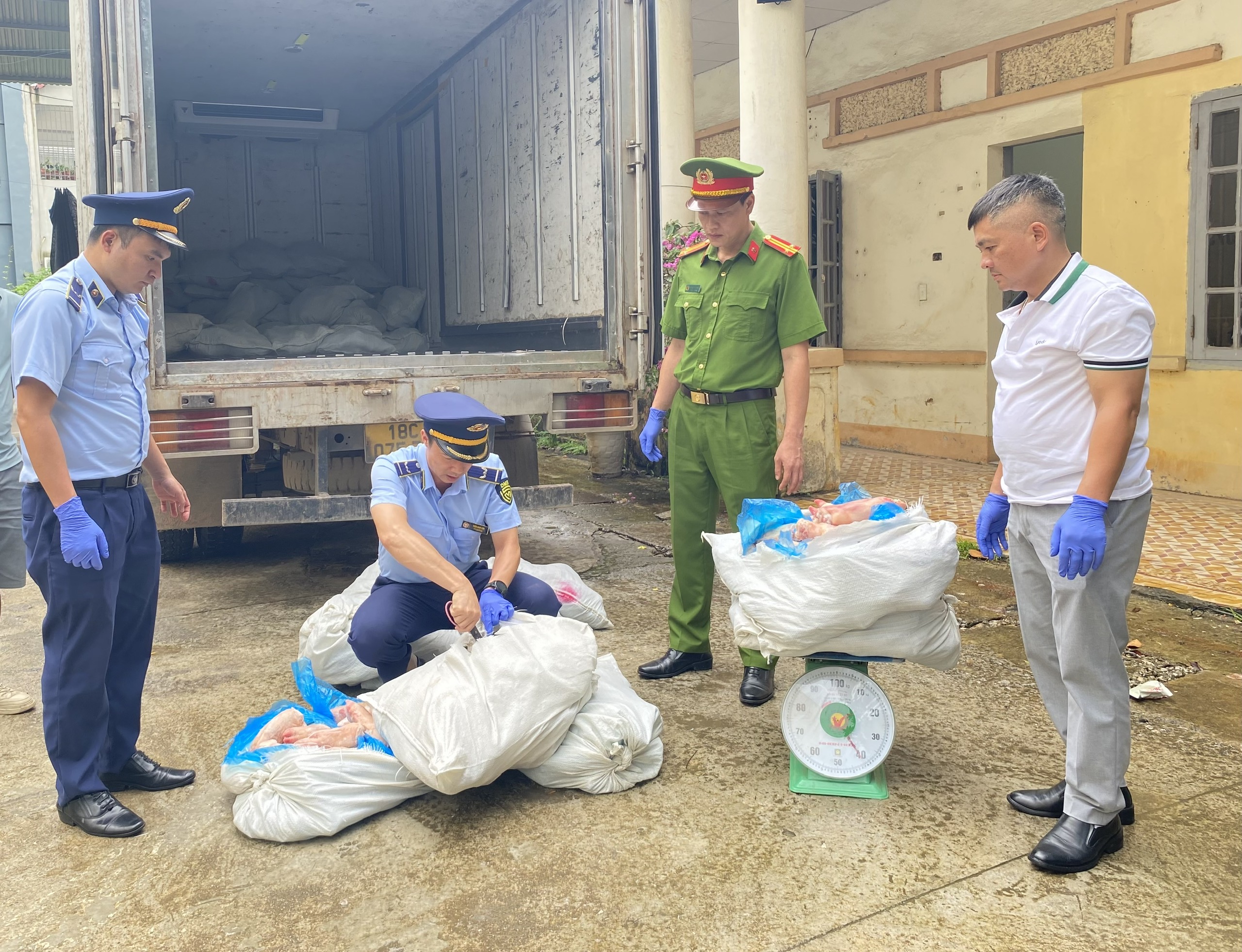 Lạng Sơn Phát hiện, tạm giữ 1 tấn móng giò lợn không rõ nguồn gốc, xuất xứ