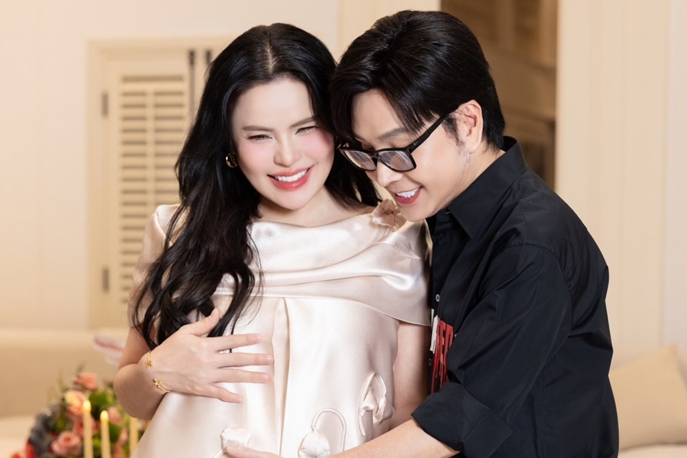 Mang thai ở tuổi U50, Hoa hậu Việt tăng cân, sợ chồng chê