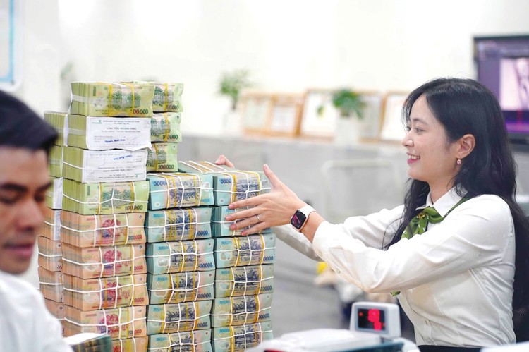 Tín dụng bứt tốc, cảnh báo rủi ro đi kèm