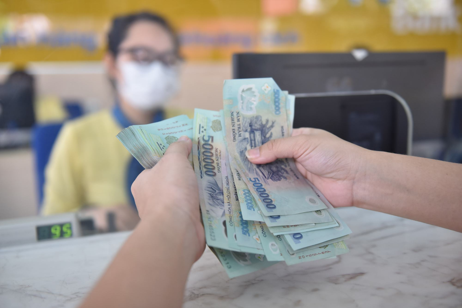 Lãi suất liên ngân hàng vọt lên 6,45%, doanh nghiệp thấp thỏm lo chi phí vốn tăng vọt