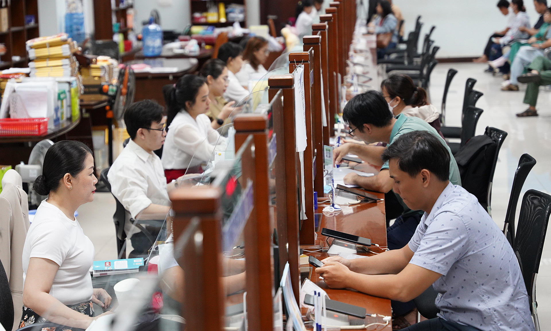 Bỏ hình thức kỷ luật giáng chức và hạ bậc lương đối với công chức