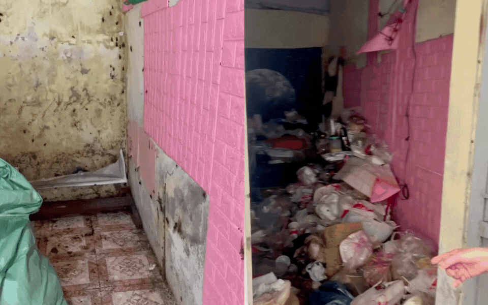 Rùng mình xem cảnh phòng trọ ngập rác, giòi bọ bò khắp nơi của nữ sinh Nam Định