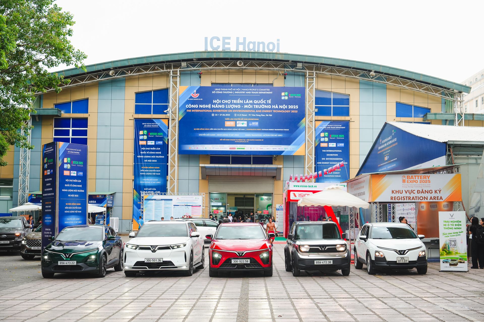 Dàn xe điện VinFast trở thành tâm điểm tại Entech Hanoi 2025