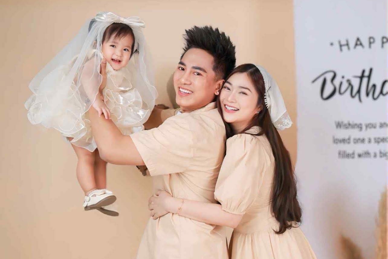 Thanh Trúc làm lễ thôi nôi cho con, liên tục khoe ảnh chồng sau khi công khai