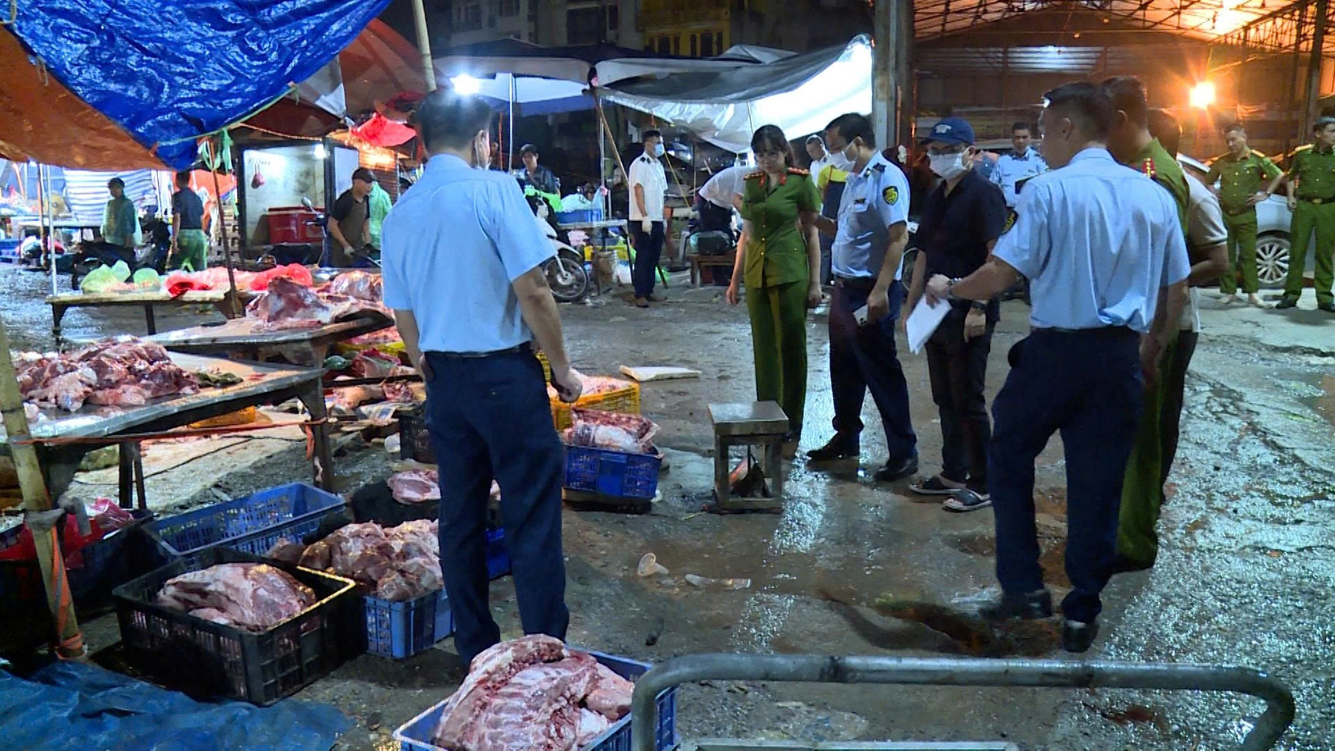 Triệt phá đường dây chuyên mua bán, giết mổ và tiêu thụ thịt lợn nhiễm bệnh tại Hà Nội