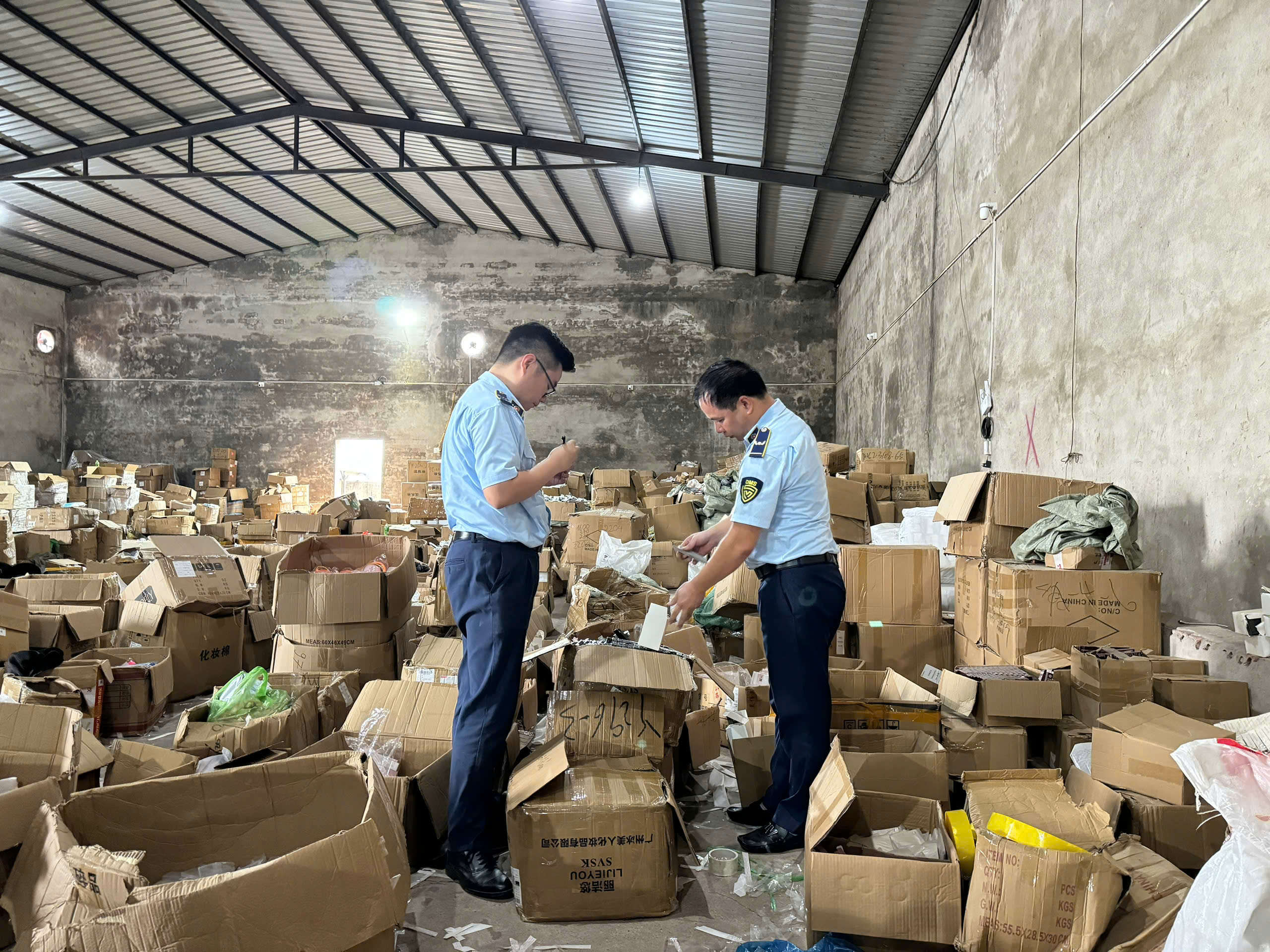 Quảng Ninh Phát hiện kho hàng lậu khủng quy mô lớn do người Trung Quốc điều hành