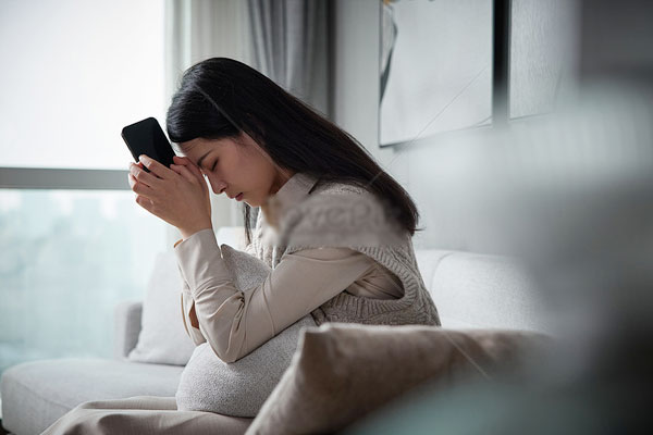 Con gái không đủ điểm vào trường công, chỉ vì 1 câu trách móc của mẹ khiến con bỏ nhà đi