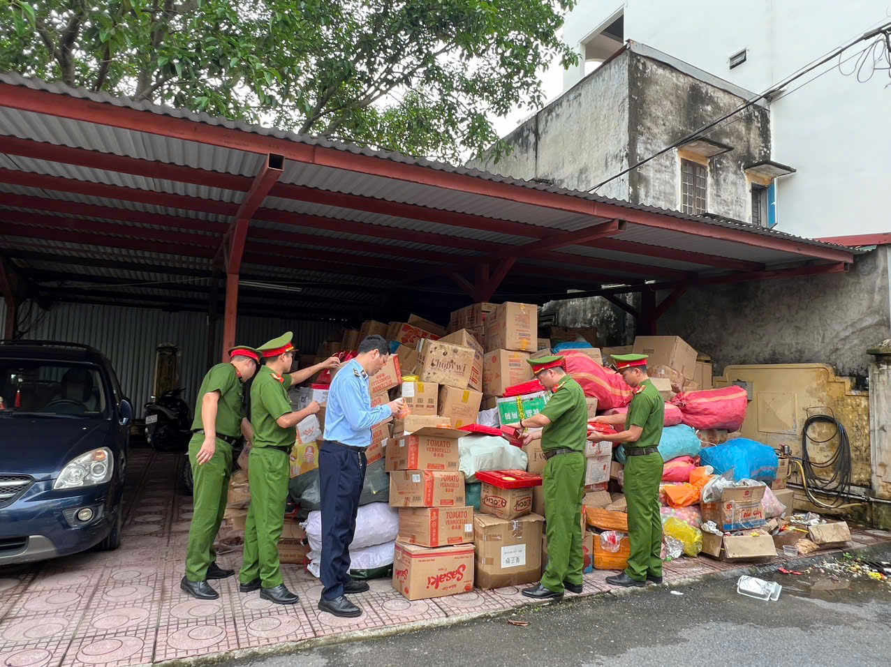 Hà Nội Tiêu hủy 25 tấn hàng giả, thực phẩm bẩn từ “thủ phủ” bánh kẹo La Phù