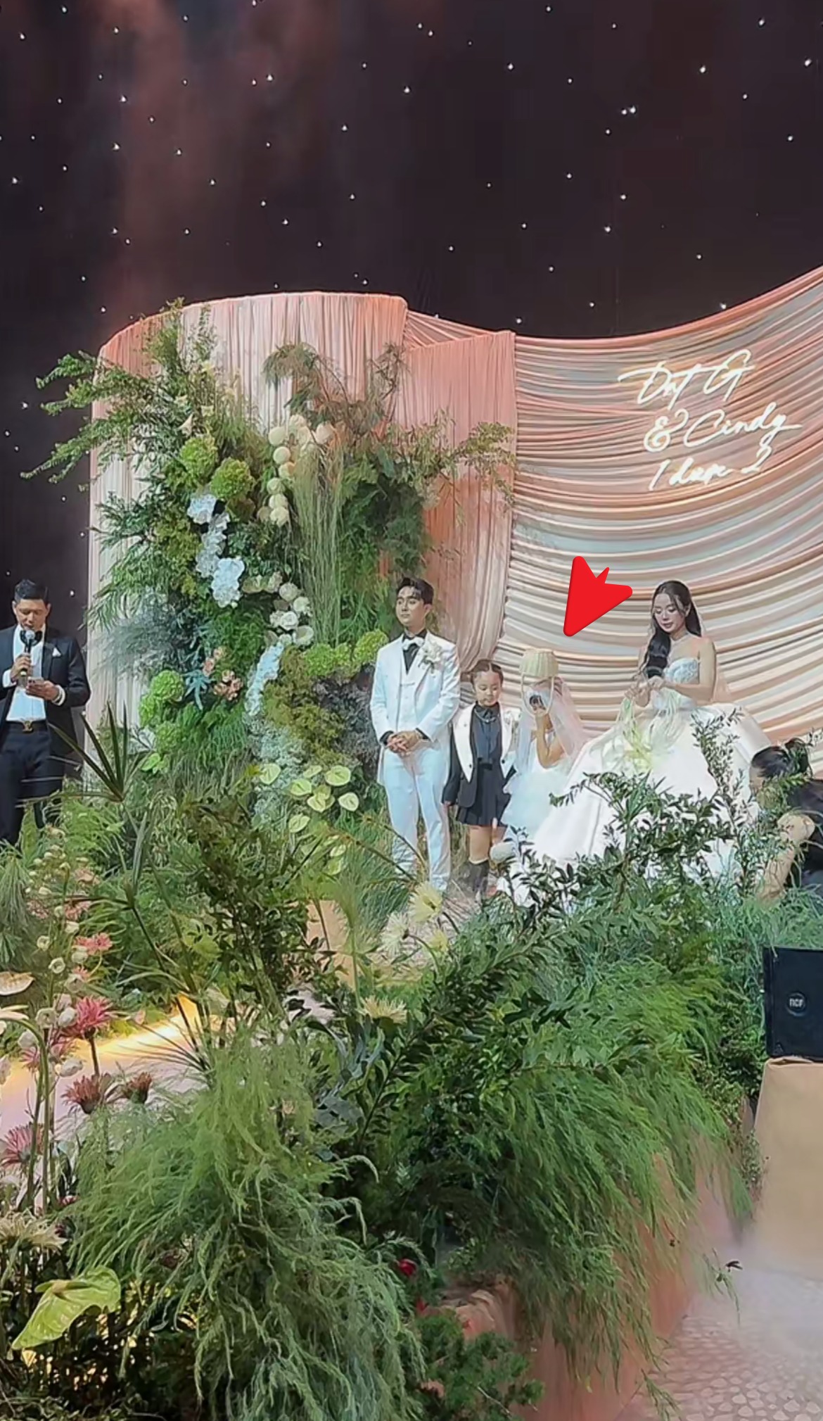 Hành động lạ của con gái trong đám cưới Cindy Lư gây sốt