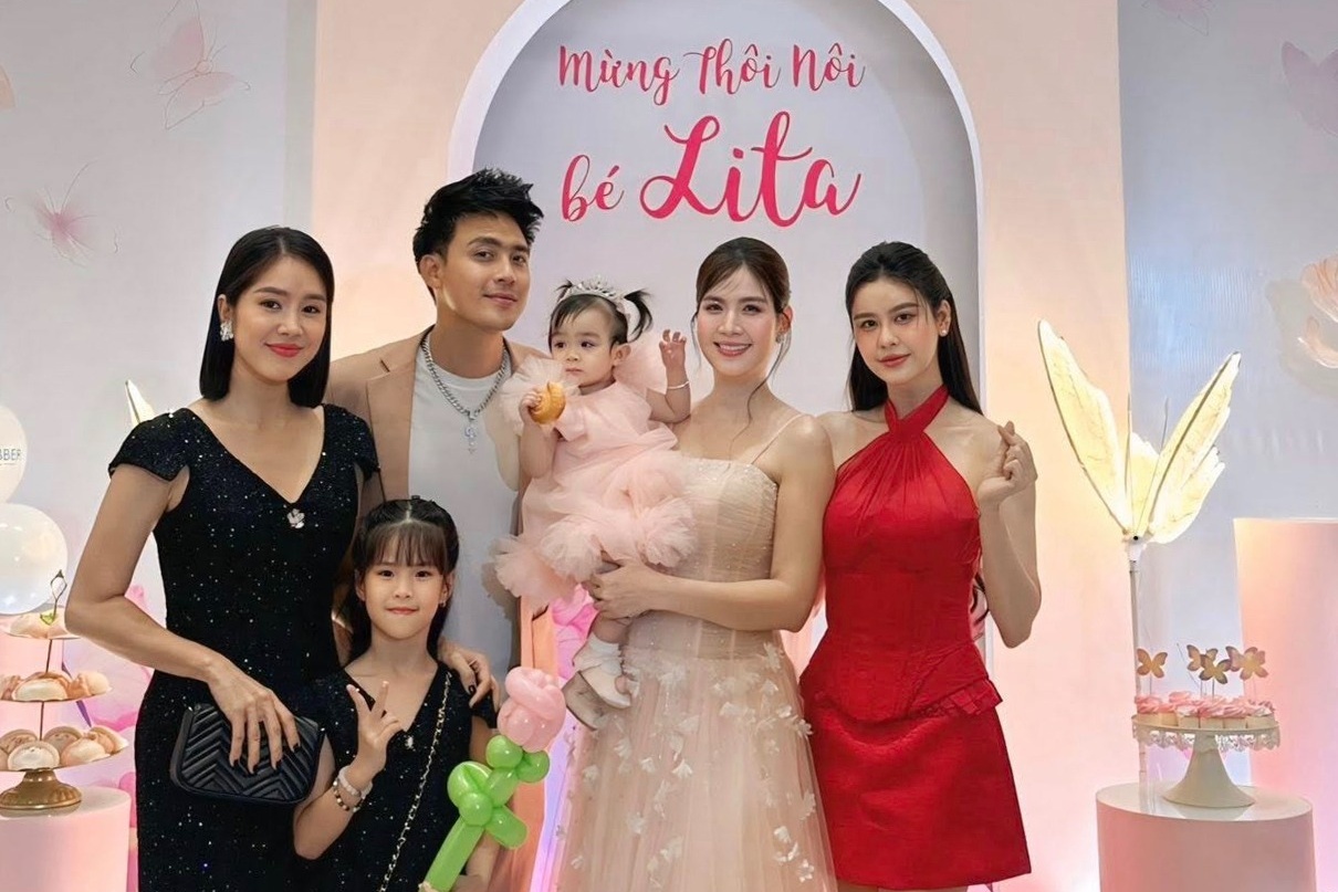 Lê Phương cùng con gái diện váy đôi đến dự tiệc thôi nôi nhà Kha Ly