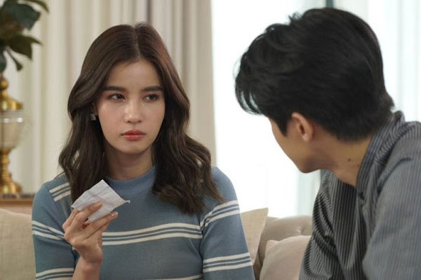 Chồng khô khan, lạnh nhạt với vợ nhưng xưng hô với đồng nghiệp nữ ngọt lịm tim