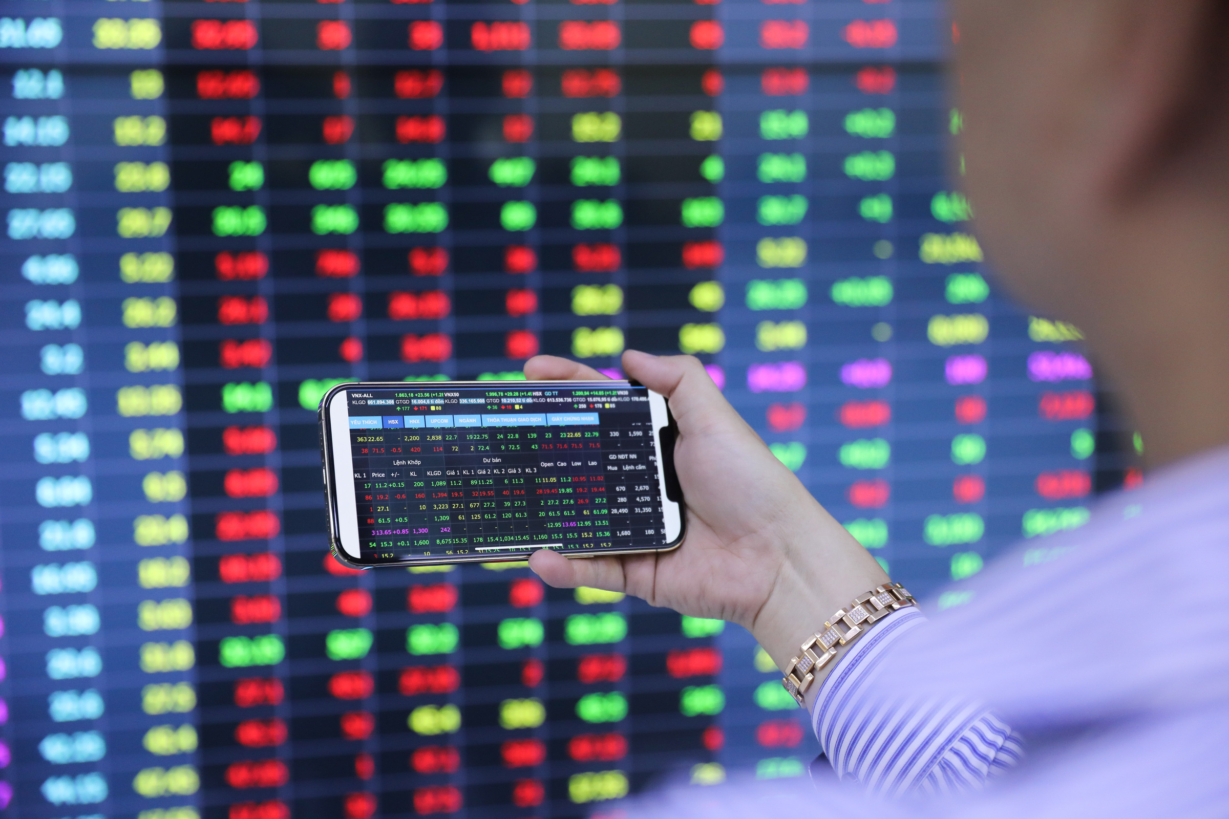 Dòng tiền bùng nổ, VN-Index áp sát đỉnh lịch sử Cổ phiếu vừa và nhỏ vào “vùng tăng tốc”