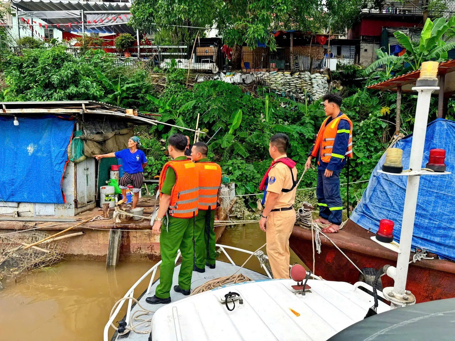 Tạm dừng tàu liên vận trước ảnh hưởng của bão số 3