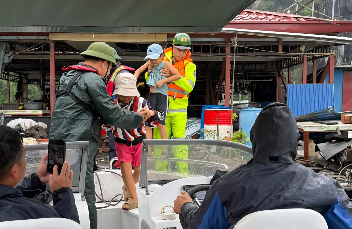 Những người gánh bão để giữ bình yên cho đất nước