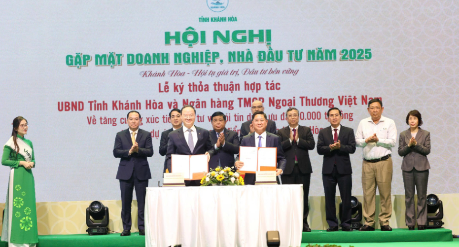 Vietcombank ký kết hợp tác với tỉnh Khánh Hòa, cam kết bố trí 50.000 tỷ đồng với lãi suất ưu đãi cho các dự án