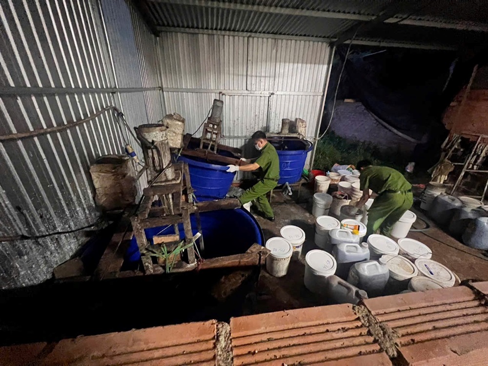 Triệt phá cơ sở nghi sản xuất hàng trăm tấn phân bón giả tại Lâm Đồng