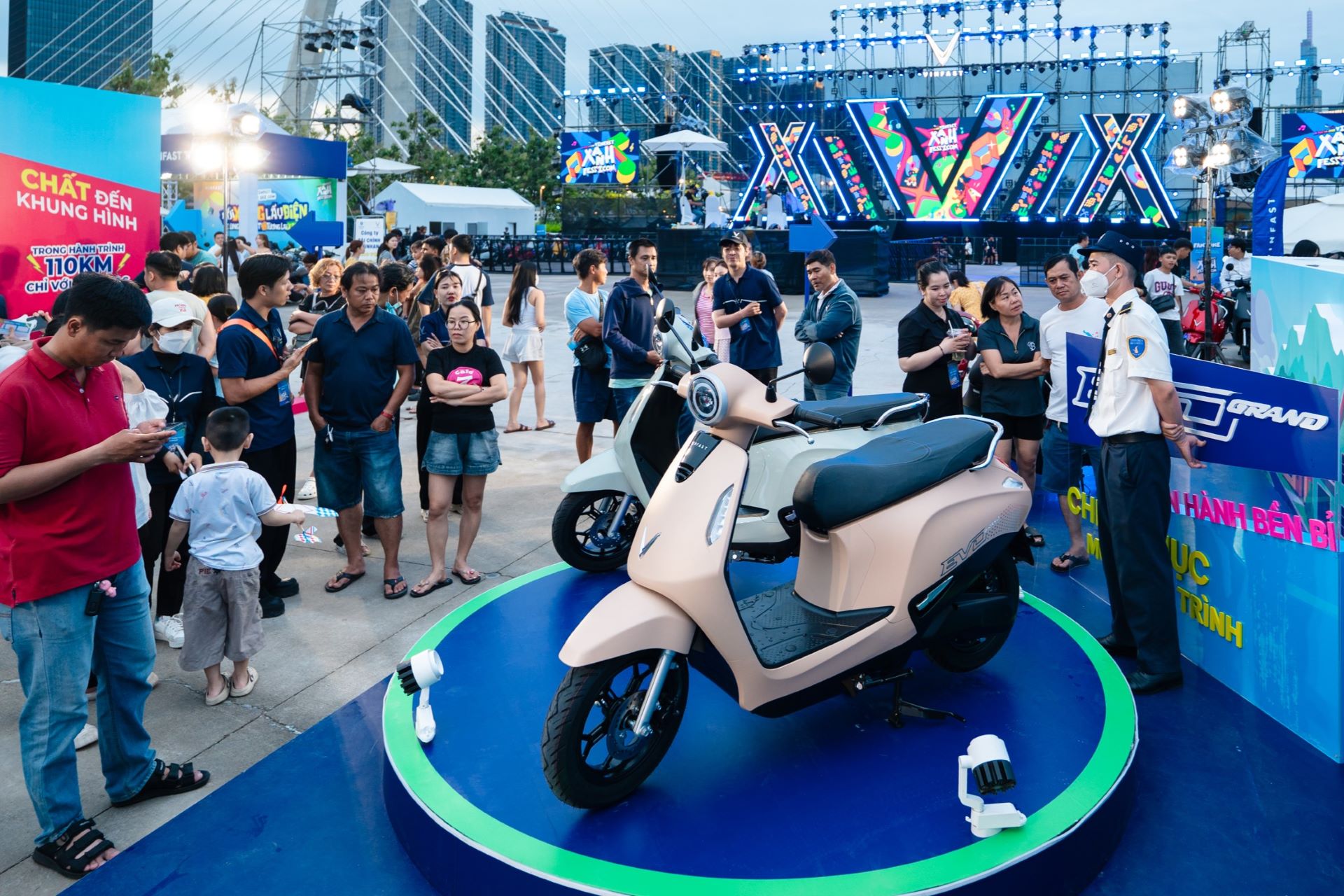 Người dùng hào hứng với xe máy điện VinFast Evo Grand có thêm pin phụ linh hoạt, giá hấp dẫn 