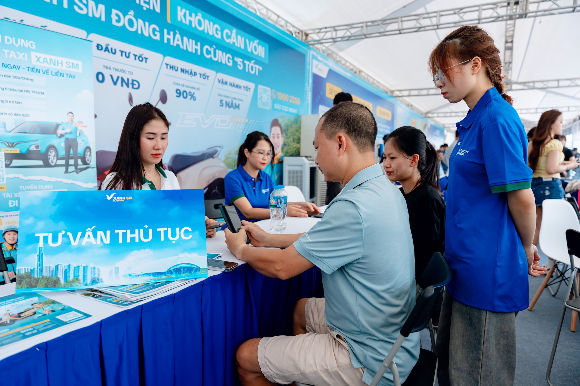 Tài xế công nghệ “kéo hội” đi lên đời xe điện, đơn chốt liên tục trong “Ngày hội xanh” tại Hà Nội