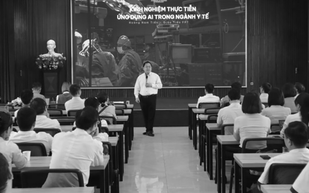 Hé lộ hình ảnh về buổi giảng dạy cuối cùng của ông Hoàng Nam Tiến trước khi qua đời