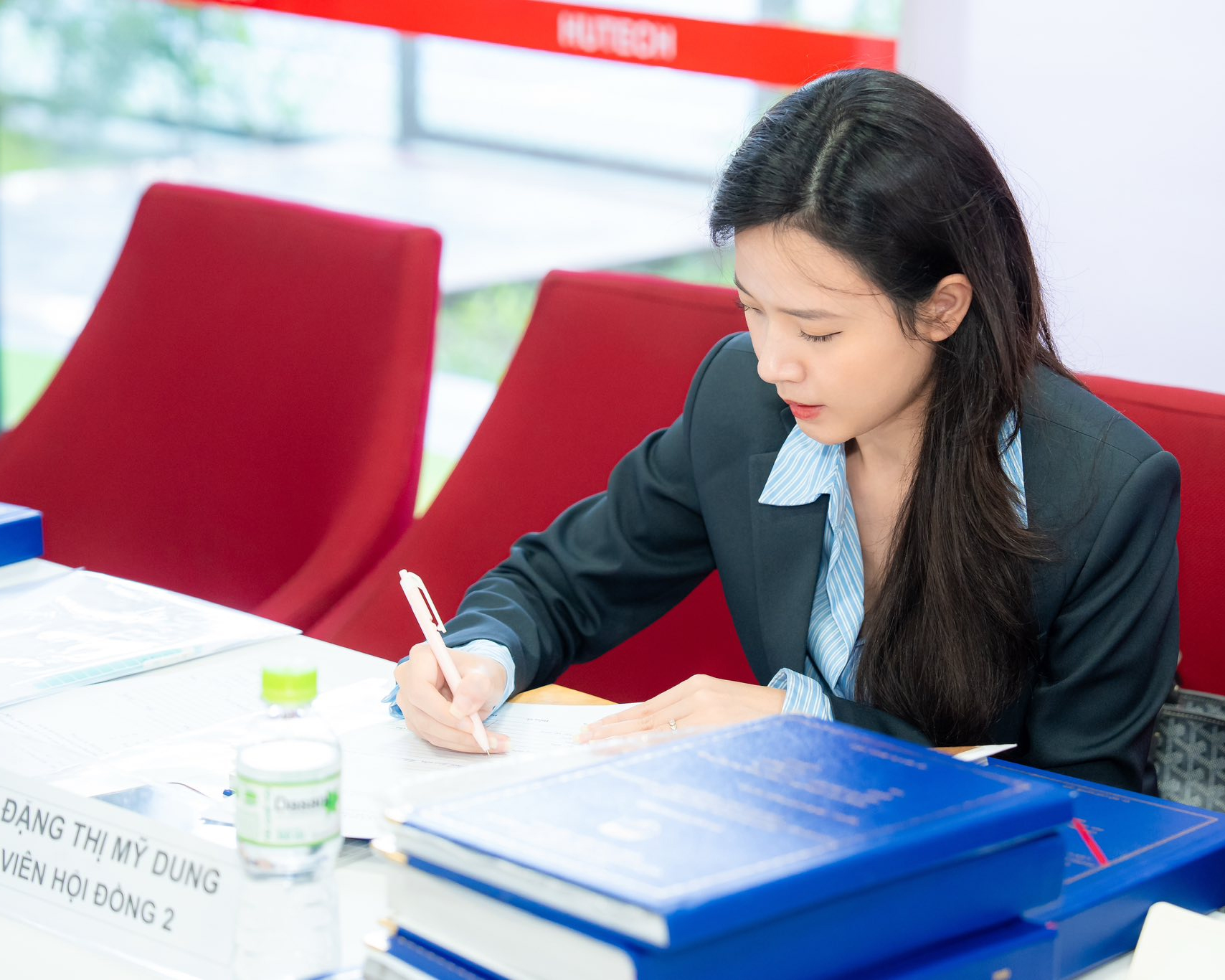 Midu bị chụp lén khi đi chấm thi cho sinh viên, nhan sắc thật lộ rõ qua ảnh được tag