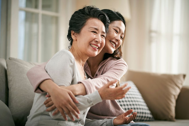 Chăm mẹ chồng ốm, ngày ra viện bà bất ngờ đưa tôi chìa khóa căn hộ mới cùng sổ tiết kiệm