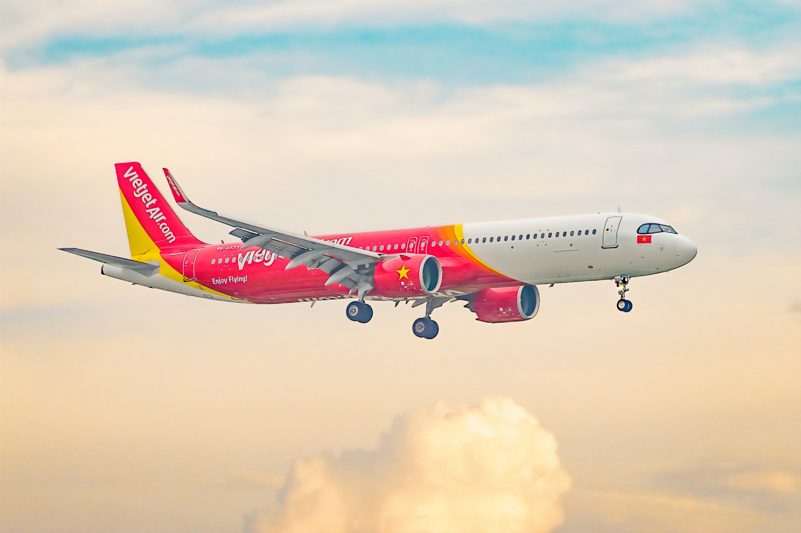 Vietjet (VJC) vượt kế hoạch kinh doanh, đặt hàng tàu bay lớn, tự phục vụ mặt đất, trúng thầu dự án Long Thành