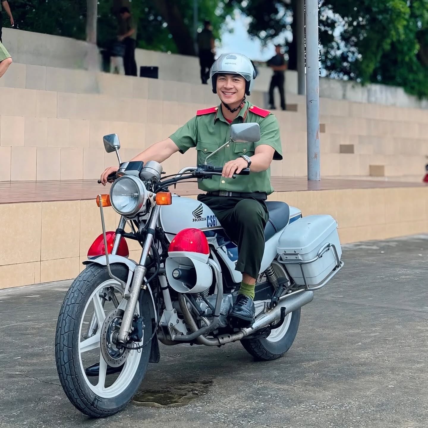 Tìm ra in4 soái ca cảnh vệ nổi khắp MXH khi tham gia trình diễn chống khủng bố tại Hồ Gươm