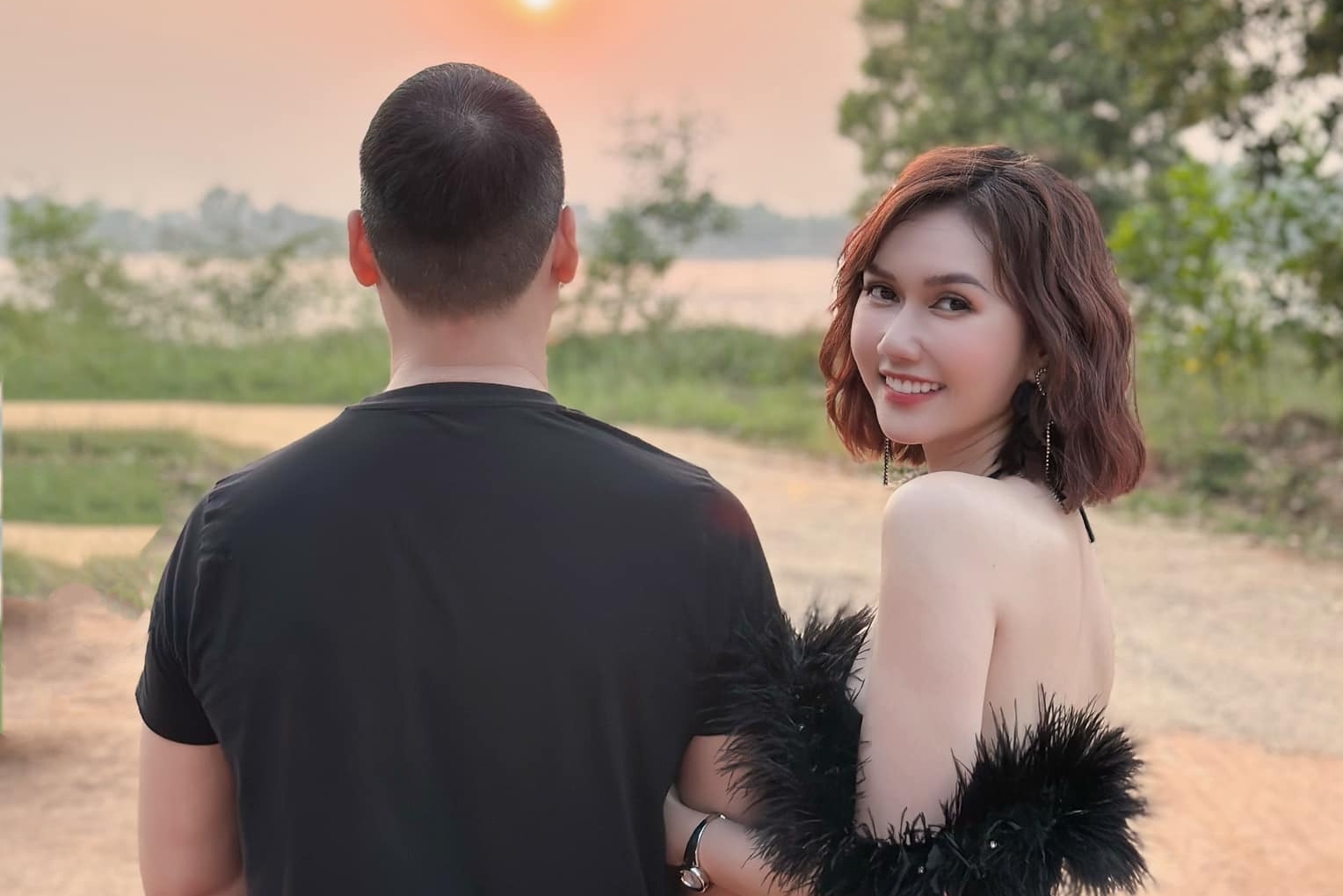 Hương Giang lần đầu để lộ mặt ông xã sau một năm giấu kín