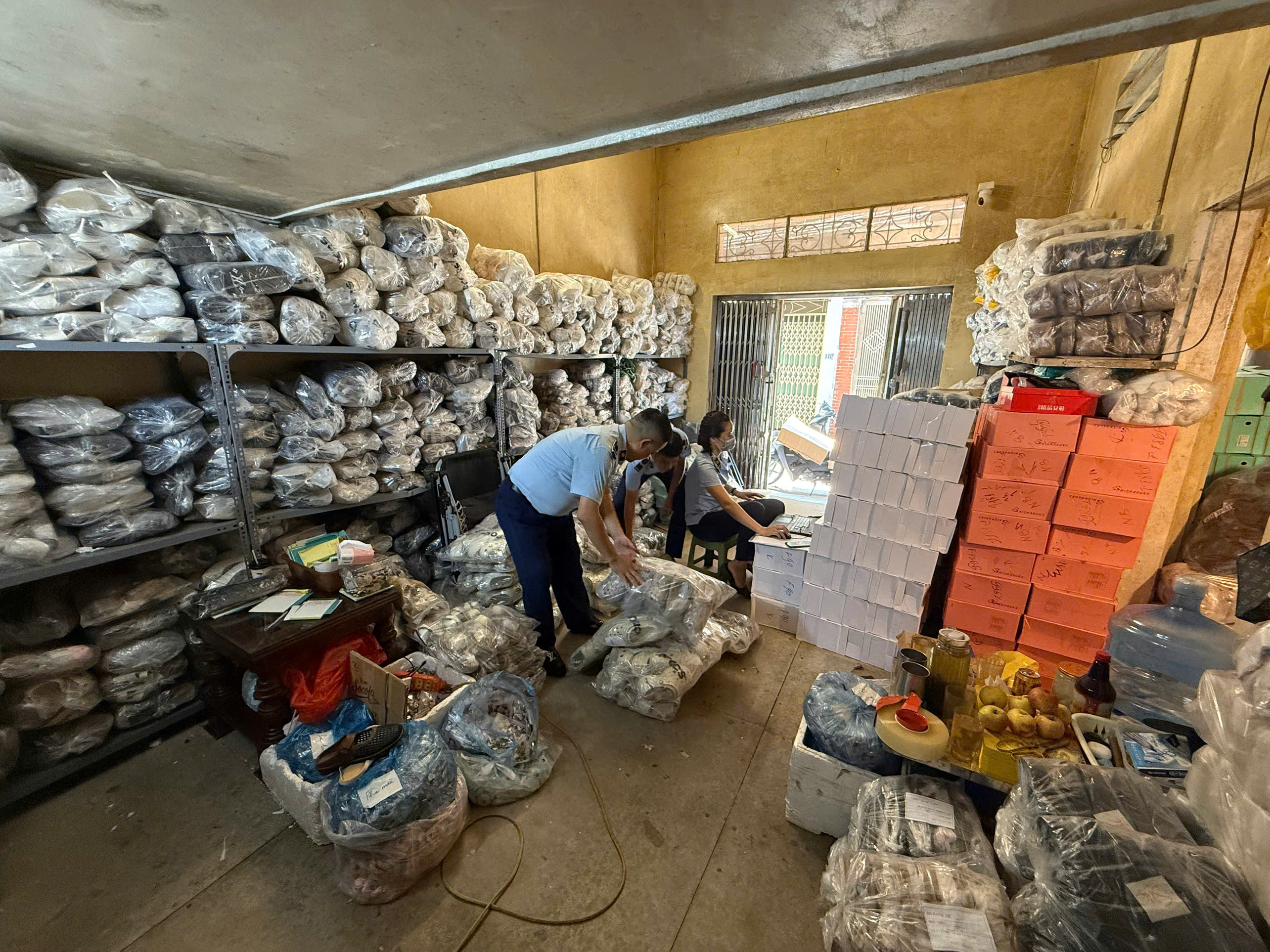 Hà Nội Thu giữ hơn 1.400 sản phẩm giả các thương hiệu The North Face, Adidas, Crocs