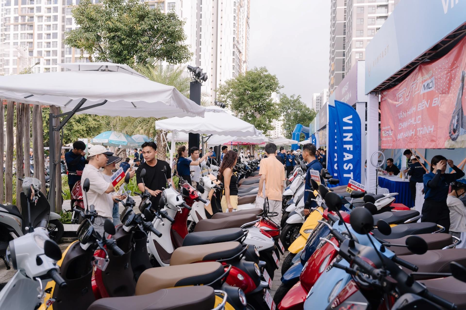 “Đổi xăng lấy điện” sôi động ở 3 miền Cả nhà rủ nhau lên đời xe điện