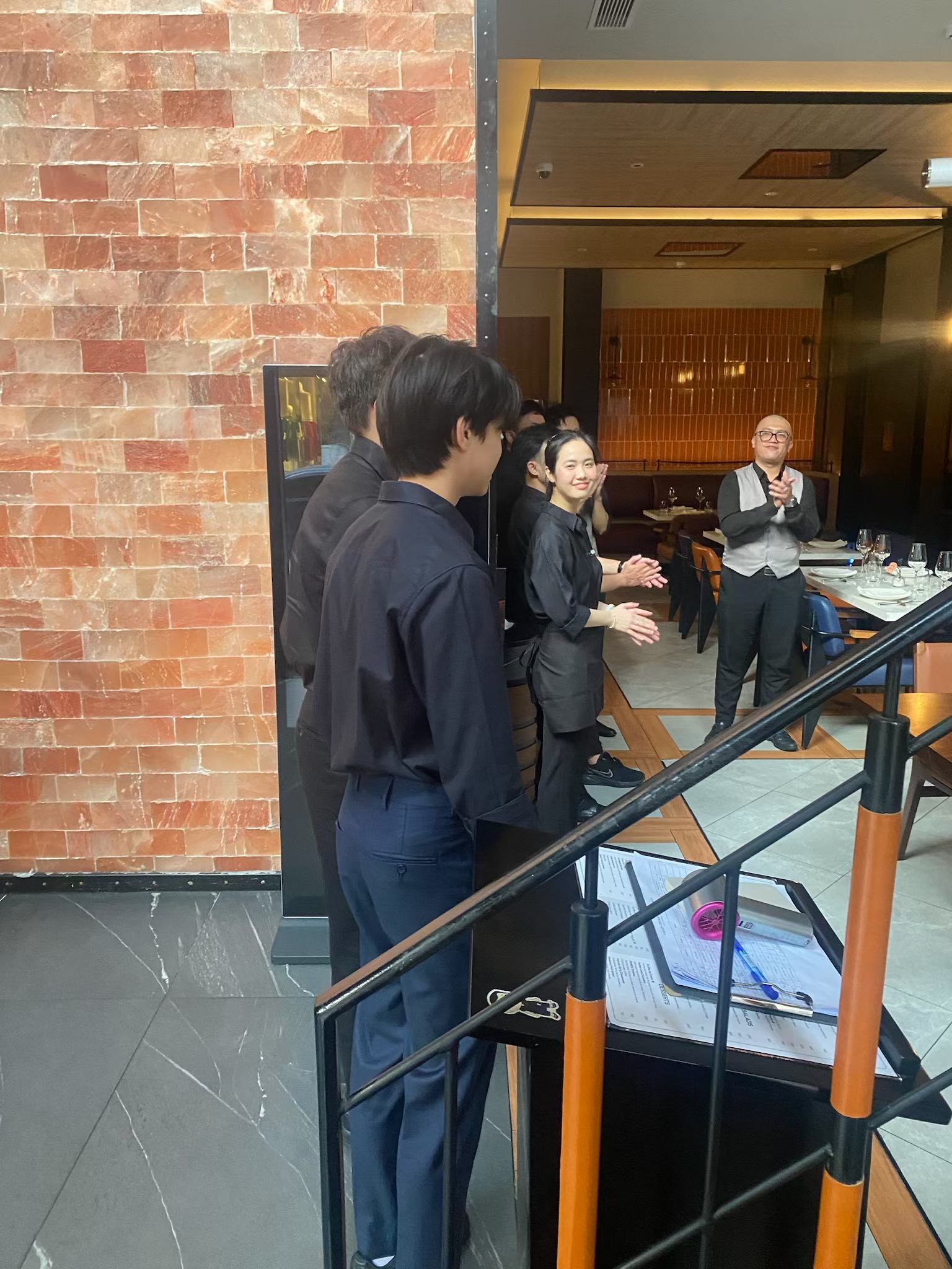 Quý tử nhà Cường Đô La  Hồ Ngọc Hà làm phục vụ pha chế